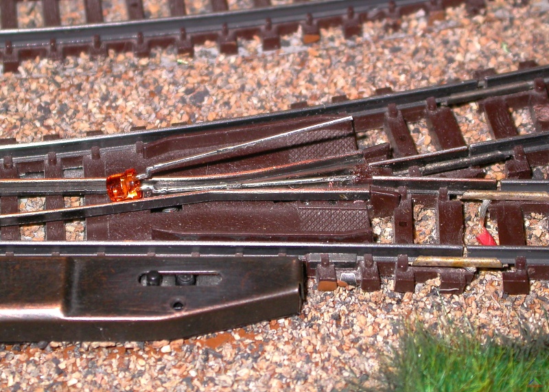 151 Weichenreparatur 1.JPG - Schritt 1: einen festen Draht mit Wärme in den Rest des abgebrochenen Plastik-Nippels 'löten'